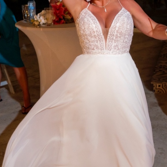 WEDDING DRESS - Picture 9 of 10